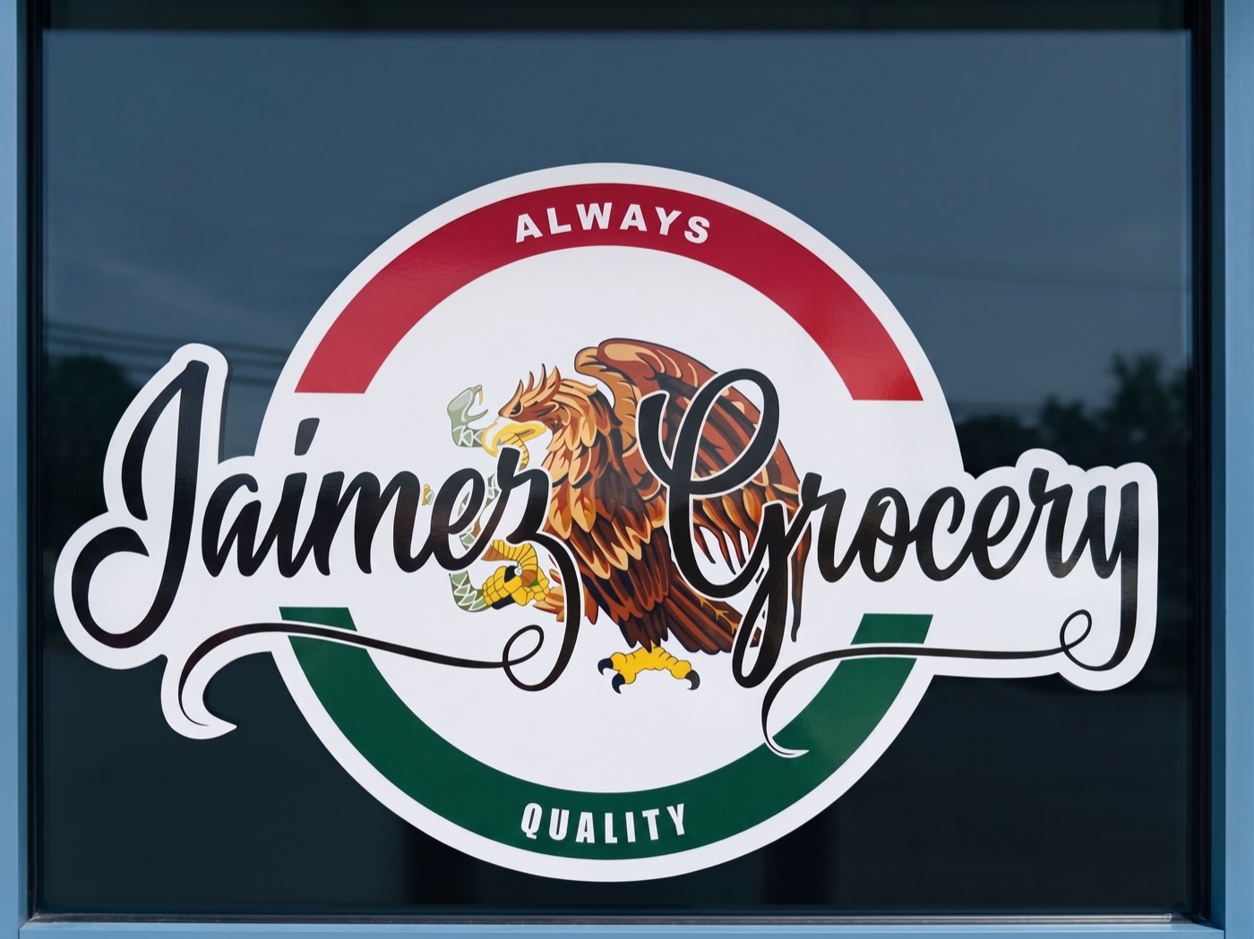 Logo de Jaimez Grocery en la vitrina