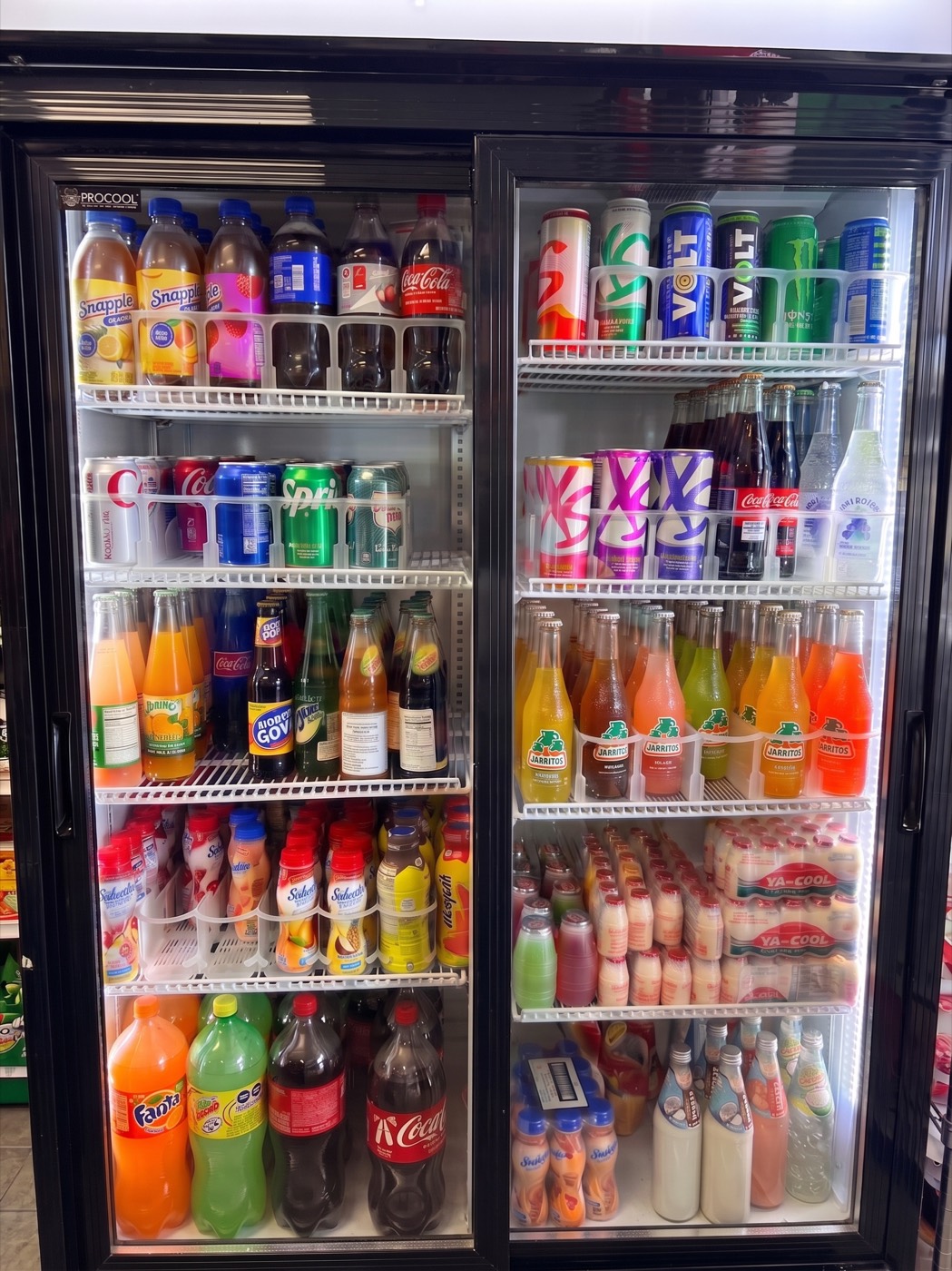 Refrigerador con sodas y bebidas